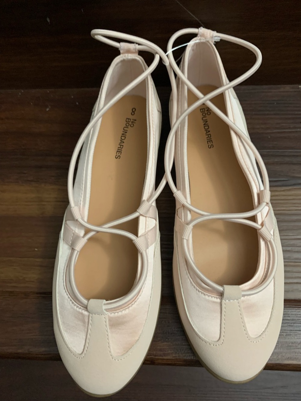 New Woman’s No Boundaries Cream Lace-Up Ballet Flats. Size 8